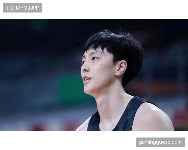 镜头下的专注：胡明轩在退防中指挥队友落位